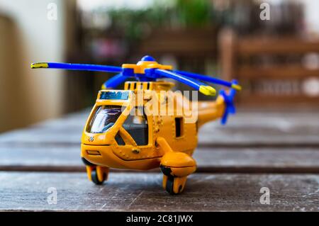 POZNAN, POLEN - 03. Jul 2020: Gelber Feuerwehrmann Sam Wallaby Spielzeughubschrauber im Hintergrund mit weichem Fokus Stockfoto