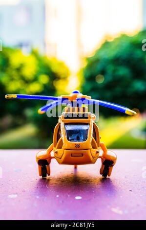 POZNAN, POLEN - 03. Jul 2020: Vorderseite eines Yellow Fireman Sam Wallaby Spielzeughubschraubers im Hintergrund mit weichem Fokus Stockfoto