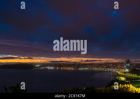 Puerto Montt Bucht und Lichter der Stadt nach Sonnenuntergang, wolkenloser Himmel Stockfoto