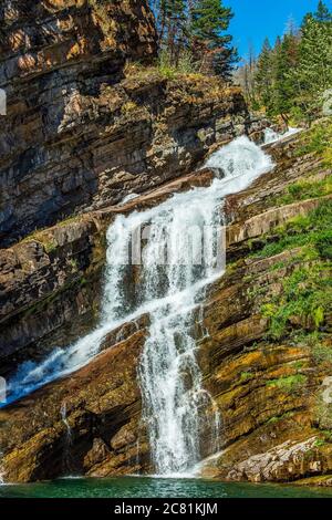 Wasserfälle auf schrägen Felsklippen, Waterton Lakes National Park; Waterton, Alberta, Kanada Stockfoto