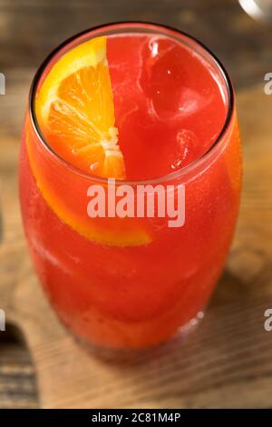 Erfrischender, spritzig südliche Alabama Slammer Cocktail mit Orangenarnish Stockfoto