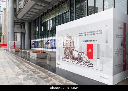 HONGKONG, HONGKONG SAR, CHINA: DMAY 30. 2020. HSBC-Hauptsitz in Zentral-Hongkong. Die berühmten und ikonischen Löwen, Stephen (L) und Stitt (R), sind und Stockfoto