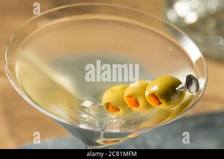 Boozy traditionelle Dirty Martini mit Olive Garnish Stockfoto