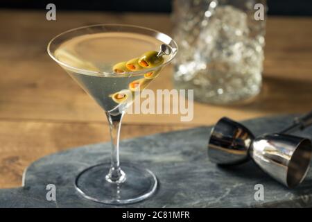 Boozy traditionelle Dirty Martini mit Olive Garnish Stockfoto