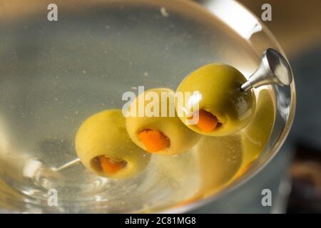 Boozy traditionelle Dirty Martini mit Olive Garnish Stockfoto