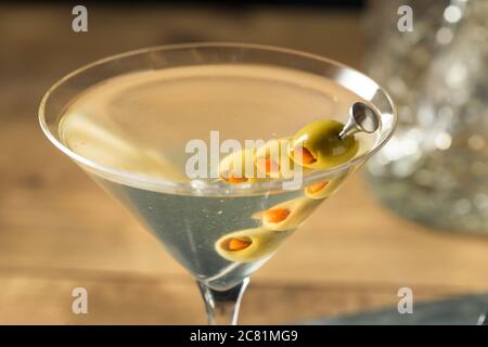 Boozy traditionelle Dirty Martini mit Olive Garnish Stockfoto