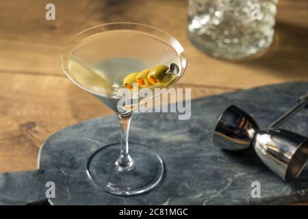 Boozy traditionelle Dirty Martini mit Olive Garnish Stockfoto