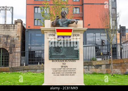 Das Frank Casey Denkmal für britische Seeleute, die die faschistische Hafenblockade während des Spanischen Bürgerkrieges, Broomielaw, Glasgow, Schottland, Großbritannien, durchbrochen haben Stockfoto