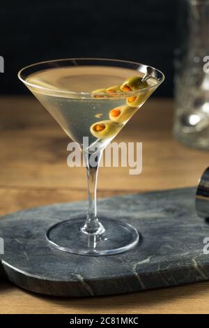 Boozy traditionelle Dirty Martini mit Olive Garnish Stockfoto