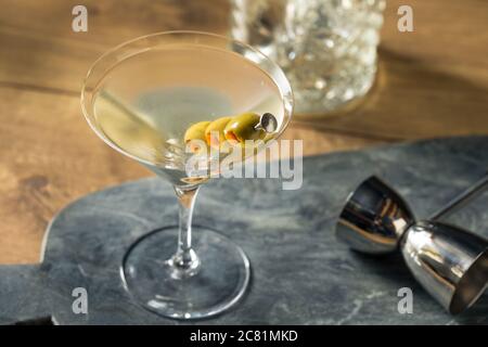 Boozy traditionelle Dirty Martini mit Olive Garnish Stockfoto