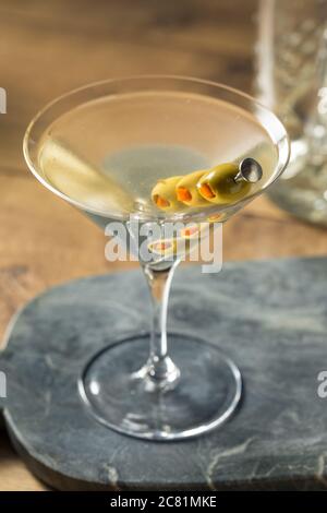 Boozy traditionelle Dirty Martini mit Olive Garnish Stockfoto