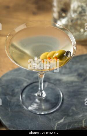 Boozy traditionelle Dirty Martini mit Olive Garnish Stockfoto