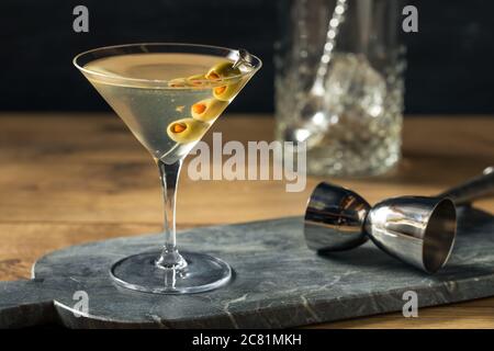 Boozy traditionelle Dirty Martini mit Olive Garnish Stockfoto