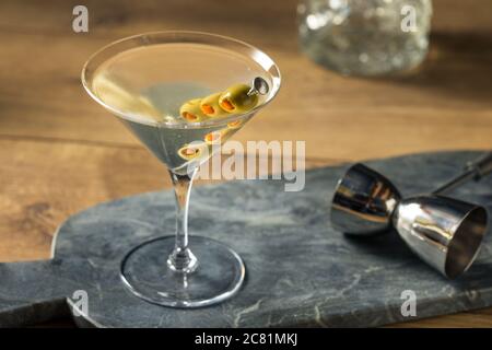 Boozy traditionelle Dirty Martini mit Olive Garnish Stockfoto