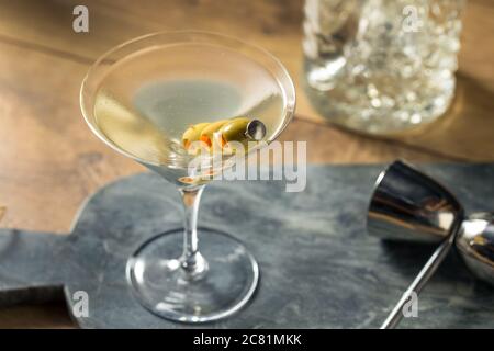 Boozy traditionelle Dirty Martini mit Olive Garnish Stockfoto