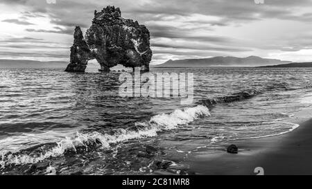 Hvitserkur ist ein 15 Meter hoher Basaltstapel entlang der östlichen Küste der Halbinsel Vatnsnes im Nordwesten Islands. Der Fels hat zwei Löcher am ... Stockfoto