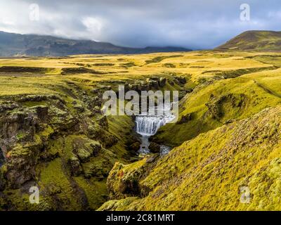 Skogafoss ist einer der größten und schönsten Wasserfälle Islands Mit einer erstaunlichen Breite von 25 Metern und einem Tropfen Von 60 Metern Stockfoto