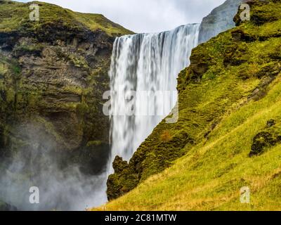 Skogafoss ist einer der größten und schönsten Wasserfälle Islands Mit einer erstaunlichen Breite von 25 Metern und einem Tropfen Von 60 Metern Stockfoto