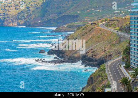 Blick auf die Straße auf die Klippen und felsigen Ufer von Puerto de la Cruz, Teneriffa, Kanarische Inseln, Spanien. Stockfoto