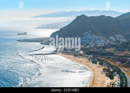 Luftaufnahme auf Playa de Las Teresitas. Berühmter Strand im Norden der Insel Teneriffa, in der Nähe von Santa Cruz. Nur ein Strand mit dem goldenen Sand aus der Sahara Stockfoto