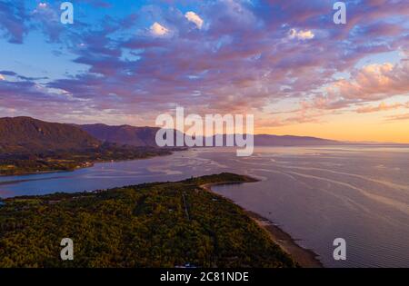 Luftaufnahme Sonnenuntergang in chilenischem Patagonien von schönen Sonnenuntergangsfarben Stockfoto