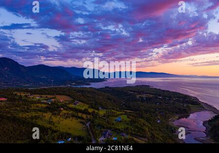 Luftaufnahme Sonnenuntergang in chilenischem Patagonien von schönen Sonnenuntergangsfarben Stockfoto