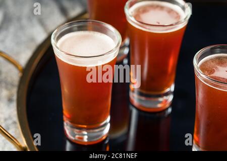 Erfrischende Red Headed Shots mit Schnaps und Cranberry Stockfoto