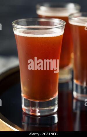 Erfrischende Red Headed Shots mit Schnaps und Cranberry Stockfoto