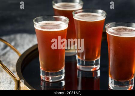 Erfrischende Red Headed Shots mit Schnaps und Cranberry Stockfoto