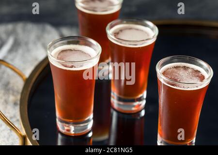 Erfrischende Red Headed Shots mit Schnaps und Cranberry Stockfoto