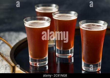 Erfrischende Red Headed Shots mit Schnaps und Cranberry Stockfoto