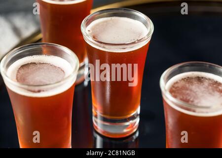 Erfrischende Red Headed Shots mit Schnaps und Cranberry Stockfoto