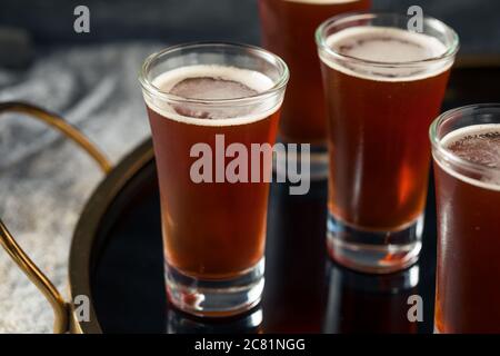 Erfrischende Red Headed Shots mit Schnaps und Cranberry Stockfoto