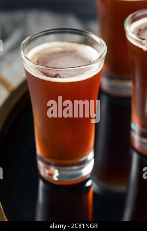 Erfrischende Red Headed Shots mit Schnaps und Cranberry Stockfoto