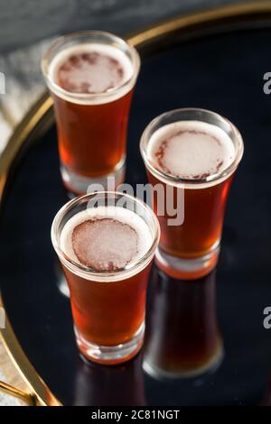 Erfrischende Red Headed Shots mit Schnaps und Cranberry Stockfoto