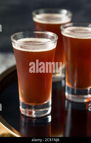 Erfrischende Red Headed Shots mit Schnaps und Cranberry Stockfoto