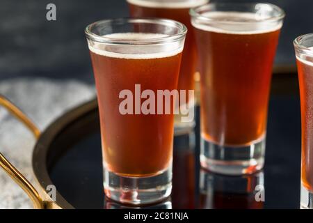 Erfrischende Red Headed Shots mit Schnaps und Cranberry Stockfoto