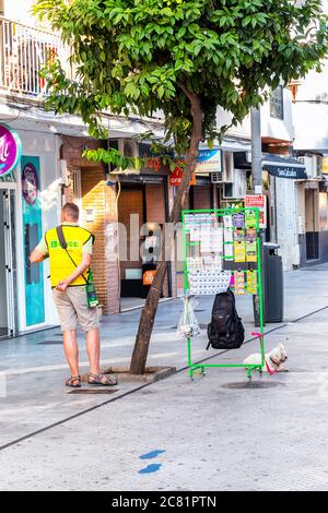 Punta Umbria, Huelva, Spanien - 10. Juli 2020: Mann verkauft Lotteriekarten für Blinde mit dem Logo der "Once" Organisation zu helfen Stockfoto
