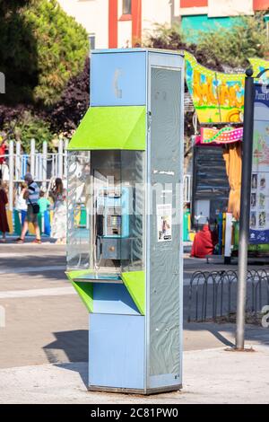 Punta Umbria, Huelva, Spanien - 10. Juli 2020: Öffentlicher Telefonkiosk entlang einer Straße im Stadtzentrum. Eines der alten und nutzlosen öffentlichen Telefone, die in p bleibt Stockfoto