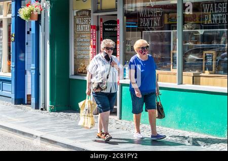 Clonakilty, West Cork, Irland. Juli 2020. Heute war der erste Tag der obligatorischen Gesichtsmaske tragen in Geschäften und Geschäften, aufgrund der Zunahme in den Fällen von Covid-19. Viele Käufer in Clonakilty trugen Masken, und ebenso viele nicht. Quelle: AG News/Alamy Live News Stockfoto