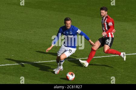 Evertons Gylfi Sigurdsson (links) und der Sheffield United-Amerikaner Chris Basham in Aktion während des Premier League-Spiels in Bramall Lane, Sheffield. Stockfoto