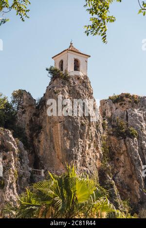 Faszinierende Aufnahme eines berühmten Glockenturms auf Der Felsen am Guadalest Schloss in Alicante, Spanien Stockfoto