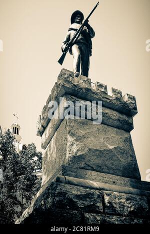 Nahaufnahme des 'Johnny Reb' Confederate Solider mit Gewehr-Statue auf Steinsockel im Rutherford County Courthouse in Murfreesboro, TN, Stockfoto
