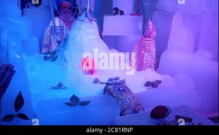 Beawar, Indien. Juli 2020. Eine Steinskulptur von Herrn Shiva, die mit Eis als Hindu-Schrein Amarnath am Mahadev-Tempel auf dem dritten Somwar (Montag) des heiligen Monats von Shravan in Beawar geschmückt wird. (Foto von Sumit Saraswat/Pacific Press) Quelle: Pacific Press Agency/Alamy Live News Stockfoto