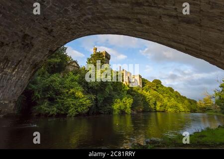 Blick auf Lismore Castle und den Blackwater River unter einer alten Steinbrücke; Lismore, County Waterford, Irland Stockfoto