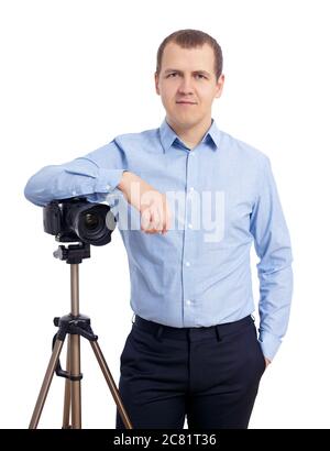 Männlicher Fotograf oder Videofilmer posiert mit moderner dslr-Kamera auf Stativ isoliert auf weißem Hintergrund Stockfoto