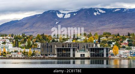 Akureyri ist eine Stadt am Fuße des Eyjafjordur Fjords in Nordisland; Akureyri, Nordostregion, Island Stockfoto