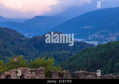 Pergine Valsugana, Italien - 11. August 2019: Landschaft der italienischen Alpen bei Sonnenuntergang in Trentino-Südtirol, Provinz Trient, Italien Stockfoto