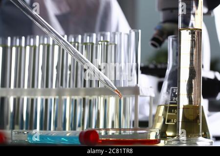 Professionelle Durchführung chemischer Experimente mit Fläschchen im Labor Stockfoto