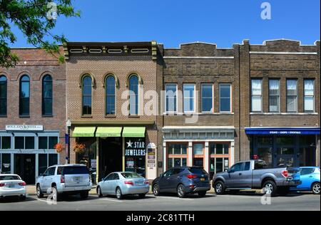 Ein typischer kleiner amerikanischer Stadtplatz mit Autos, die entlang der alten historischen Gebäude geparkt sind, die jetzt trendige Geschäfte und Restaurants in Murfreesboro, TN, beherbergt Stockfoto